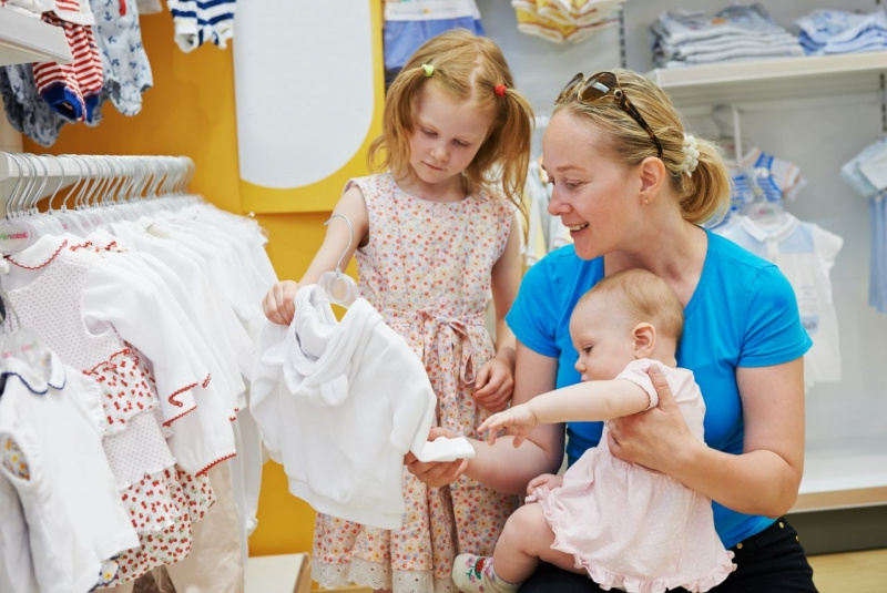 mamma e figli piccoli beb abitini vestiti bambini 