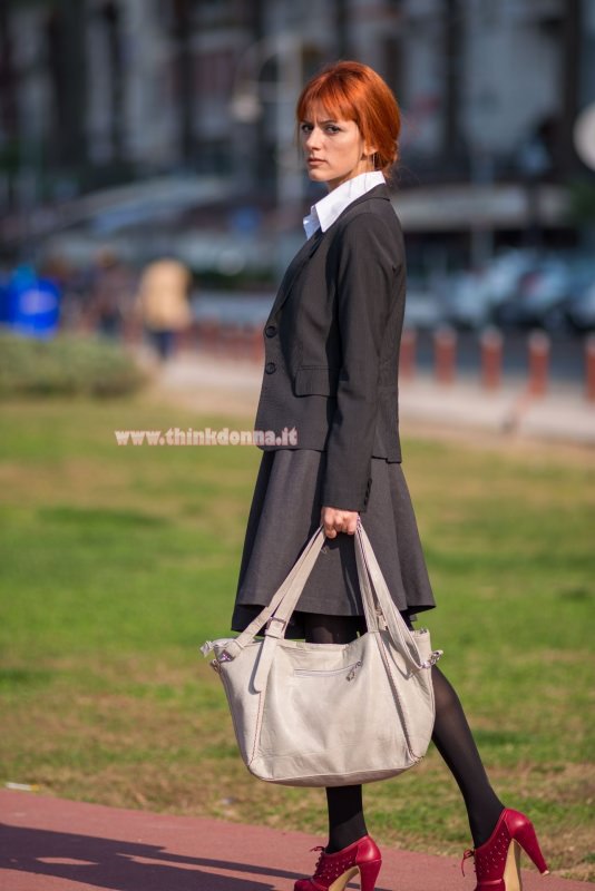 donna manager passeggia con borsa strutturata it bag