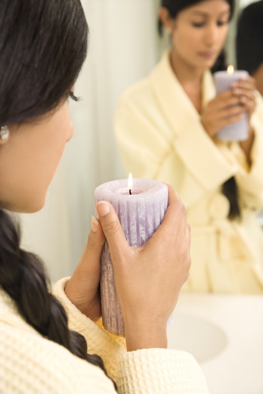 donna con candela fiamma accesa specchio purificazione