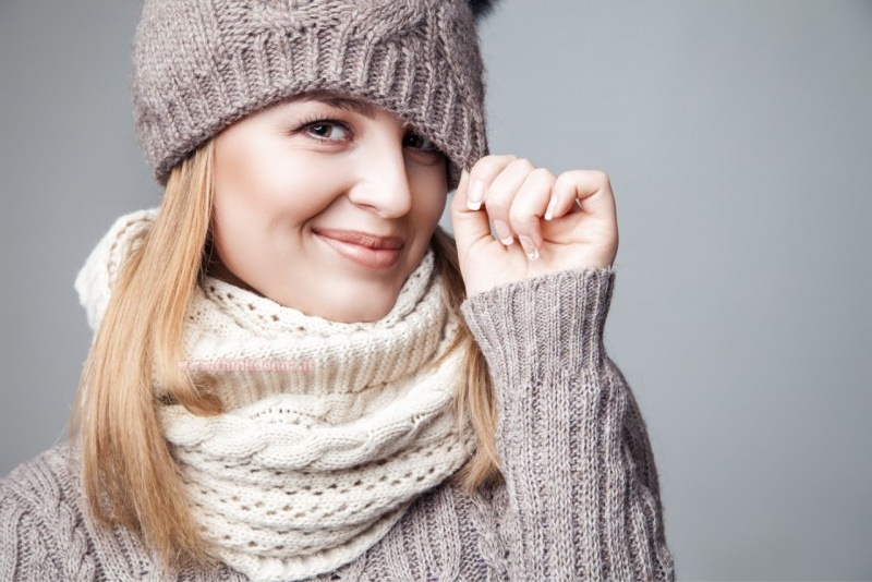 viso donna capelli biondi occhi verdi berretto cappello di lana sciarpa maglione