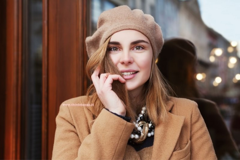 viso donna berretto cappello colore cammello parla con lo smartphone