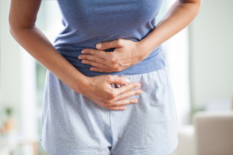 corpo donna dolore basso ventre sindrome premestruale ciclo mestruazioni mal di pancia