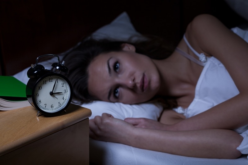 donna che soffre di insonnia letto sveglia 