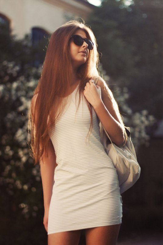 donna attraente mini dress occhiali da sole capelli lunghi