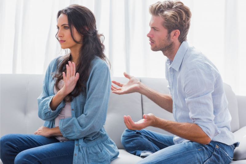 incompresione coppia uomo capelli biondi non sa ascoltare donna capelli lunghi castano scuro camicia jeans 