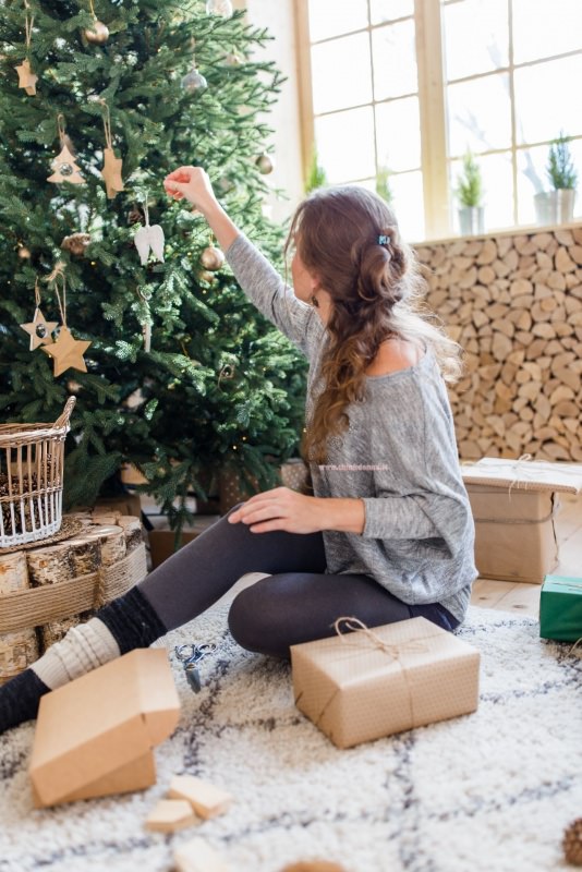 decorazioni legno su albero di natale minimal in stile scandinvo rustico pacchi regalo