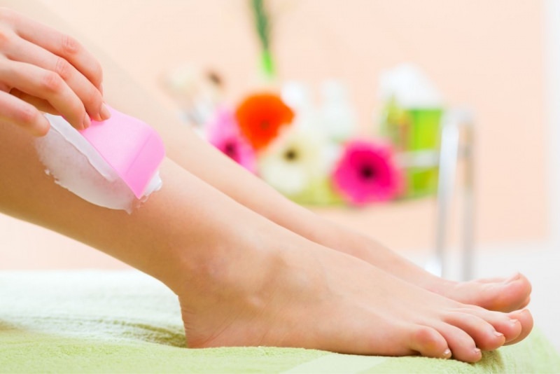 gambe di donna crema depilatoria spatola fiori