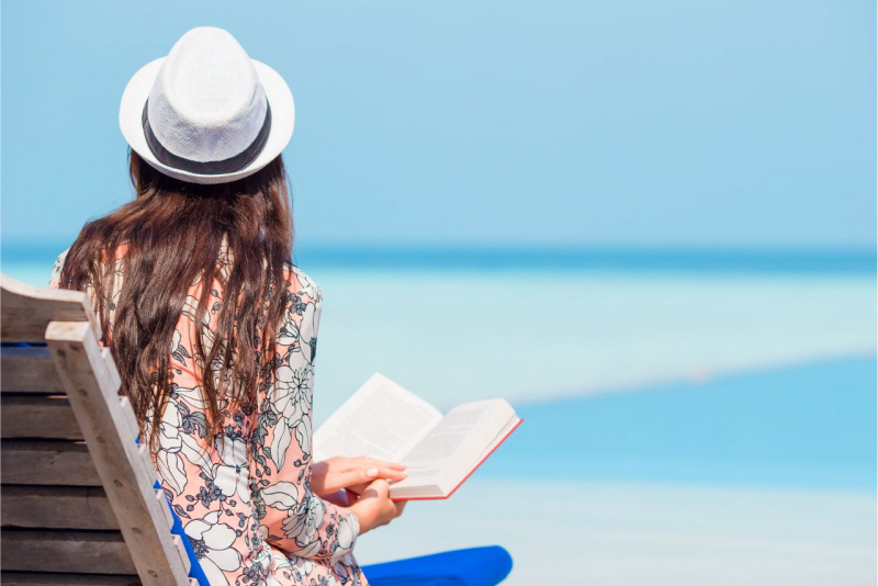 lettura al mare leggere cappello bianco onde