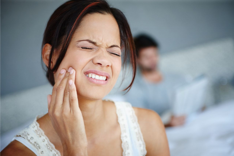 gengivite gengive sensibili viso donna denti bianchi
