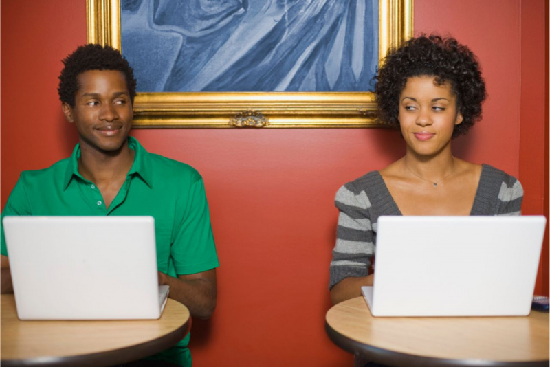 uomo donna flirting sorriso malizioso laptop quadro