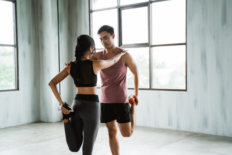 uomo e donna fanno stretching insieme