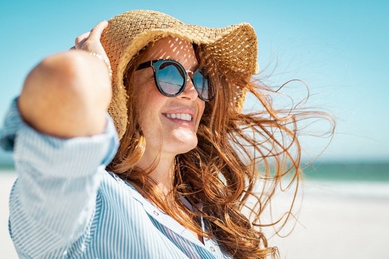 felicit ragazza occhiali da sole e cappello paglia sorriso