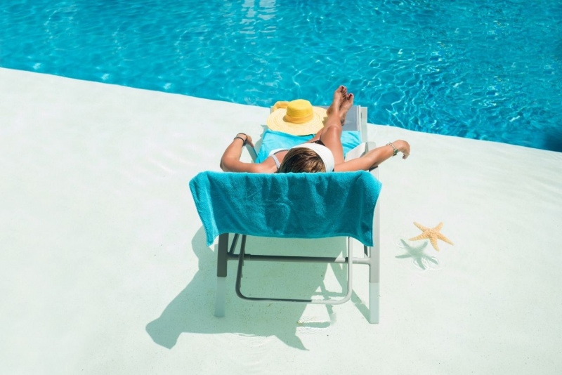 relax piscina donna sdraio telo spugna azzurro stella marina