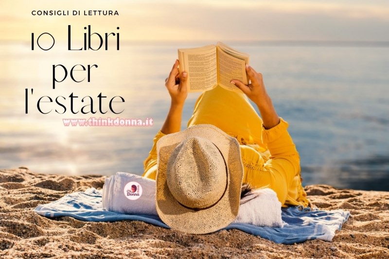 donna sdraiata sulla spiaggia al tramonto legge libro consigli di lettura