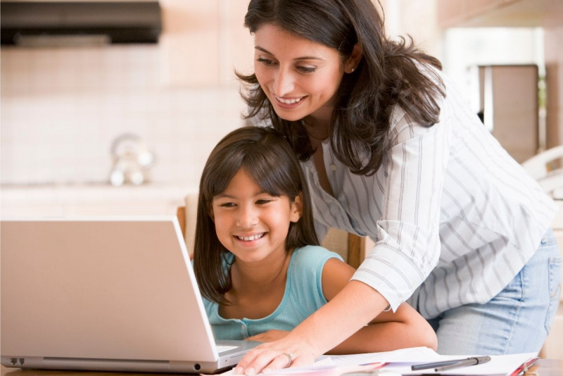 donna mamma e figlia laptop lavoro studio casa notebook
