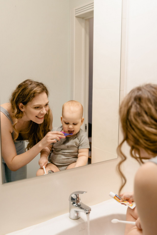 prevenzione dentale infanzia mamma figlio piccolo denti spazzolino igiene 