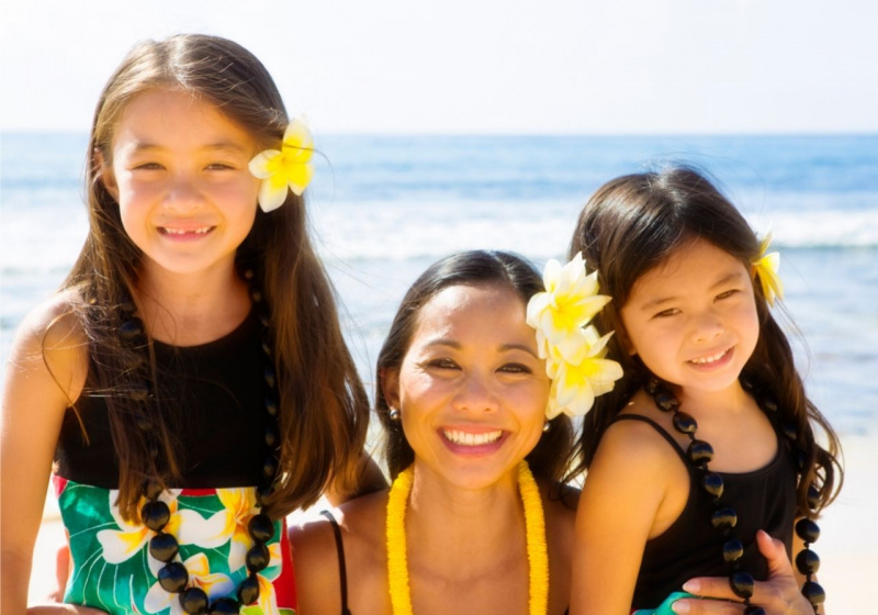 giovane donna mamma sorrido bambine capelli luminosi lucenti fiore di tiar