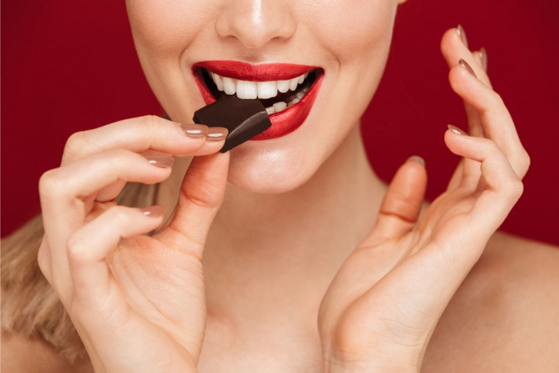 viso bella donna sorriso denti bianchi cioccolato fondente mani