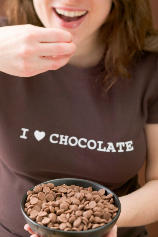 mangiare cioccolato sorriso donna ciotola gocce di cioccolato