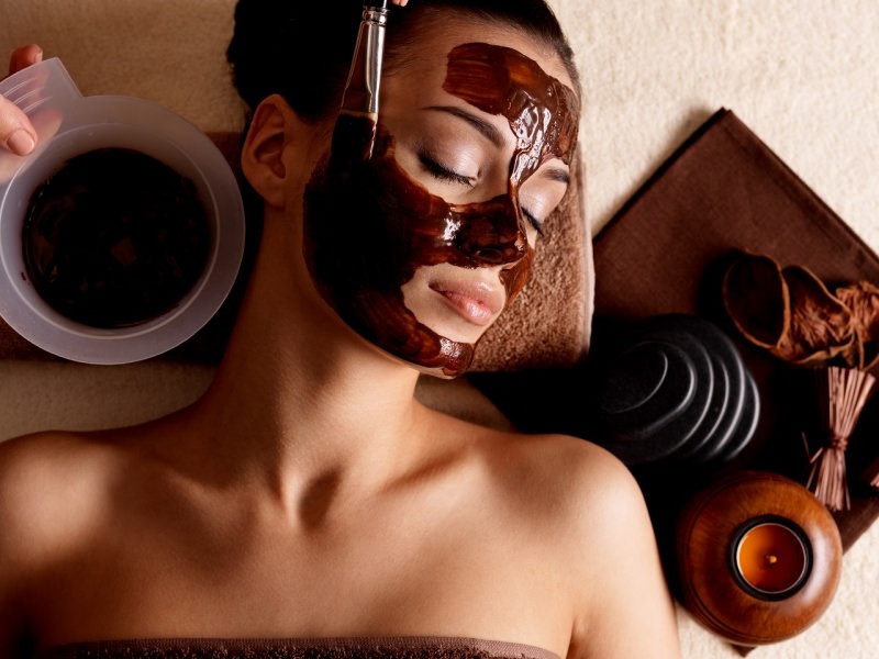 viso donna in relax con maschera al cacao applicata con pennello 