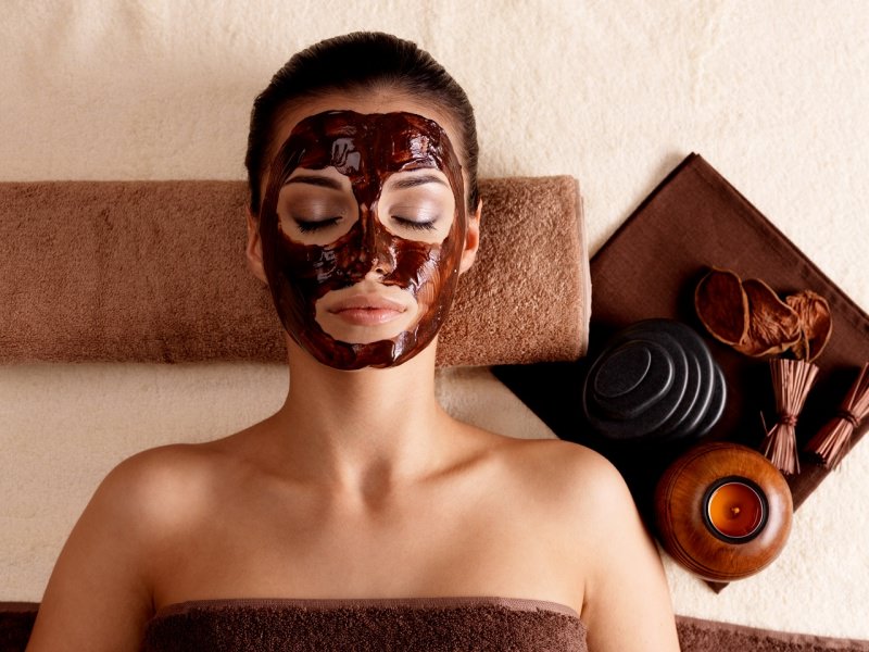 bellezza viso donna bella con maschera cioccolato cacao relax