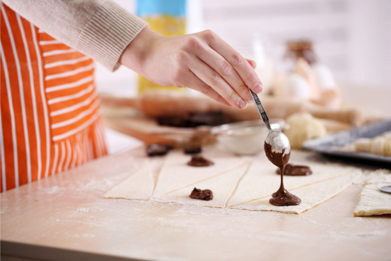 cornetto croissant ripieno Nutella crema di cioccolato preparazione