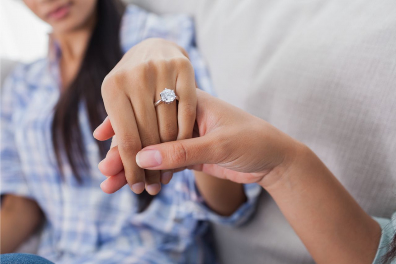 anello di fidanzamento sulla mano della donna tenuta dall'uomo