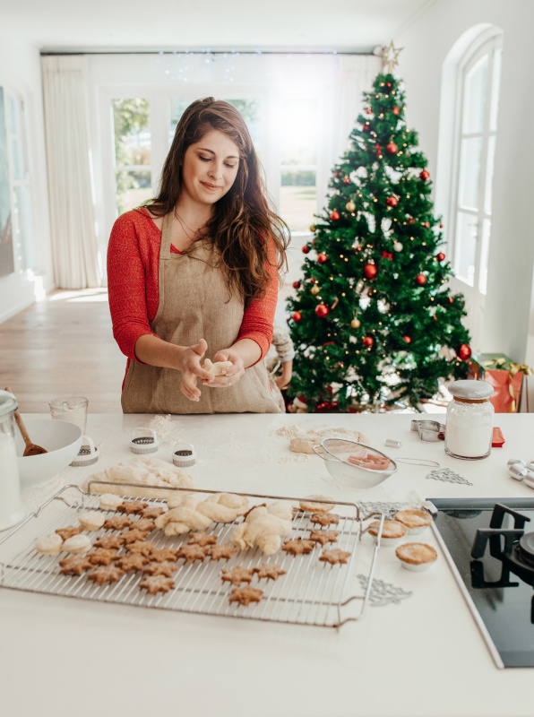 preparazione dolci natalizi biscotti frollini grata raffreddare mamma prepara frollini albero di Natale piano cottura