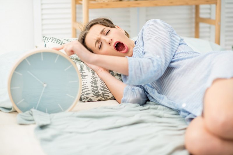 sonno mattino sveglia donna letto disagio ora legale