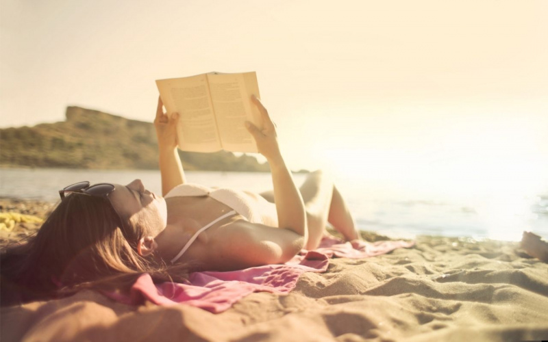 relax leggere libro lettura estiva mare