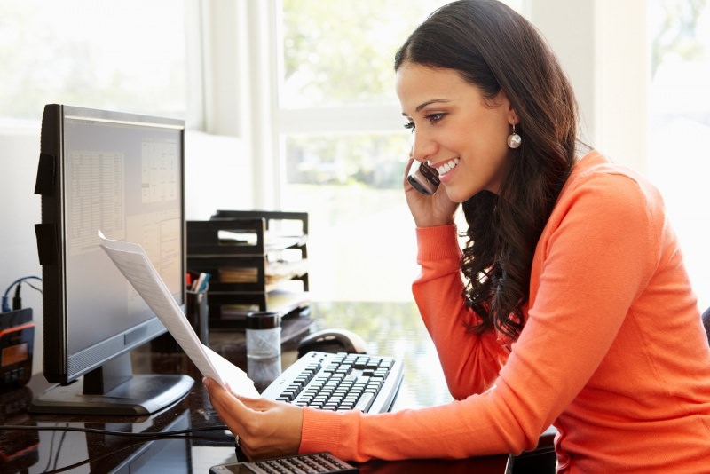 donna parla al telefono lavoro da casa smart working sorriso