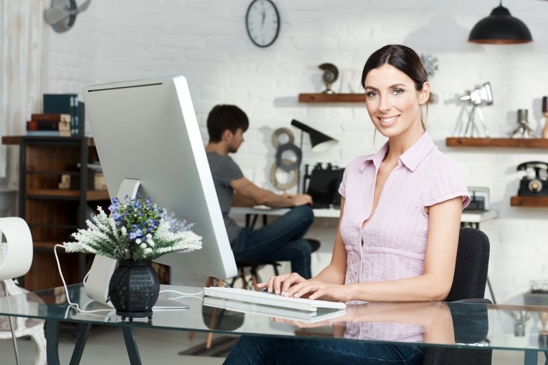 donna alla scrivania lavora da casa smart working monior computer