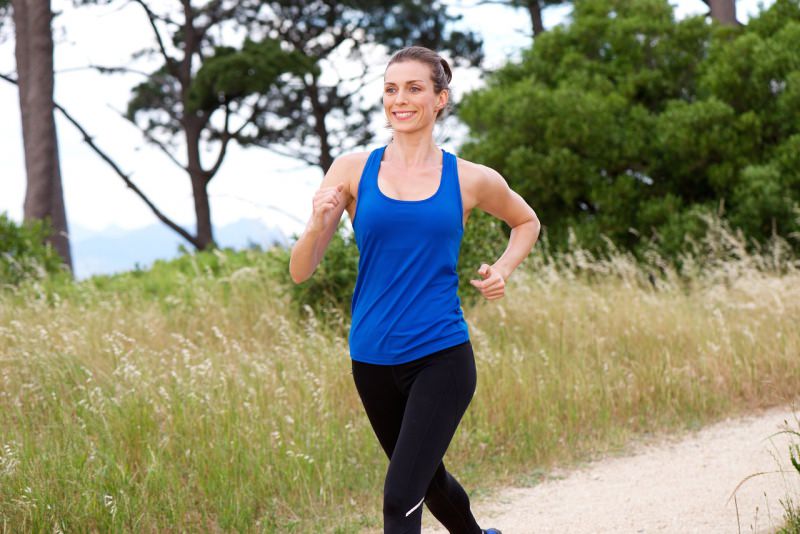 donna sorridente fa il fitwalking camminata veloce parco sorriso