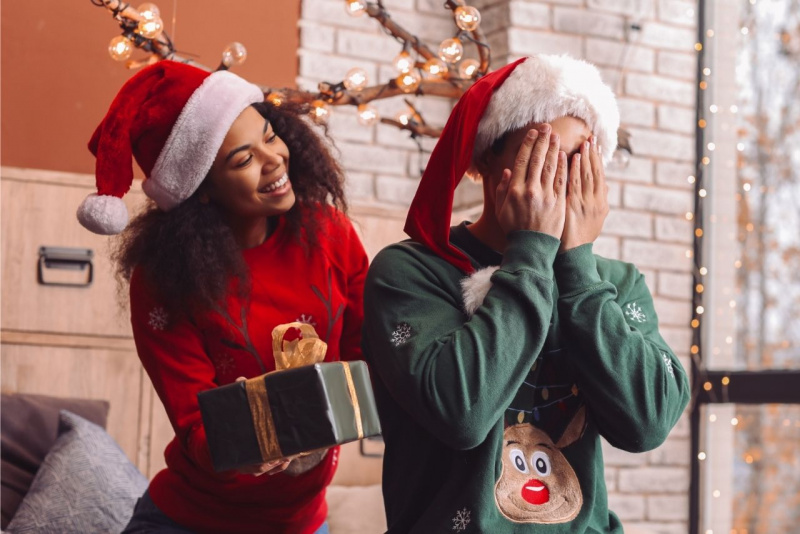 regali di natale per lui cappello babbo natale luci sorrisi