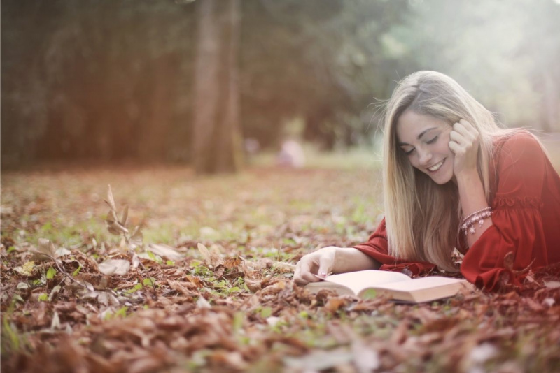 lettura all'aperto alberi autunno leggere libro