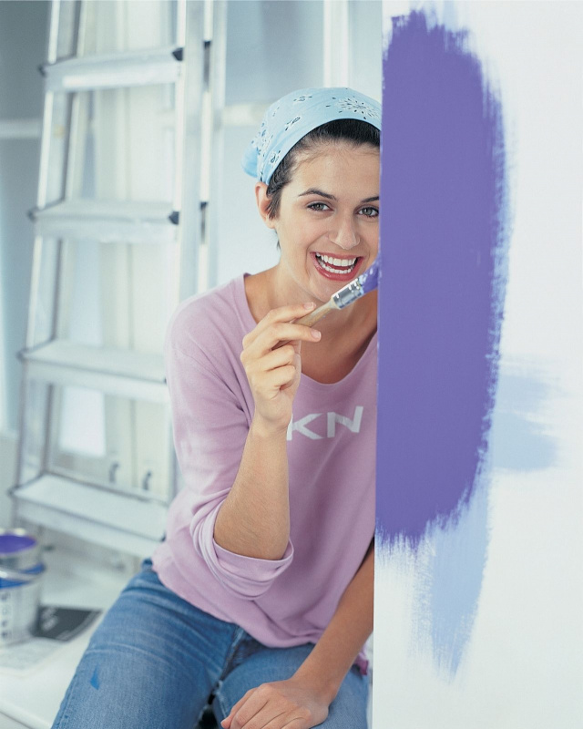 pittura parete tinta viola sorriso donna lavori casa