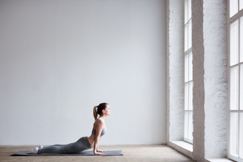 stretching addominali donna tappetino casa