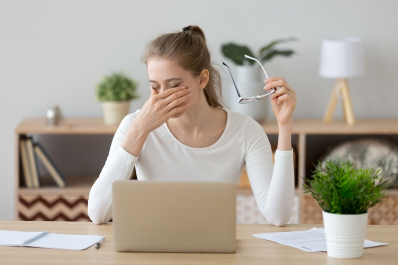 stanchezza donna occhi affaticati per lavoro computer