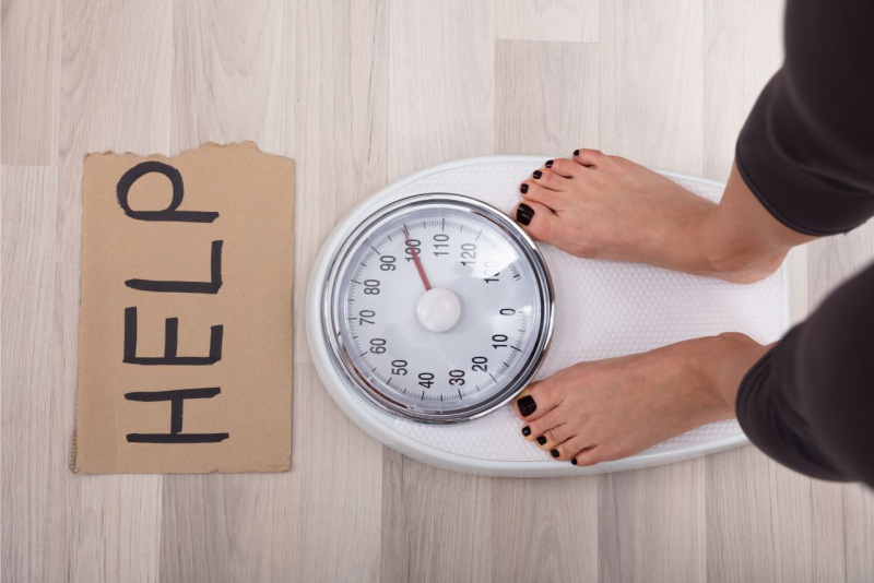 dimagrire perdita peso aiuto bilancia donna che si pesa