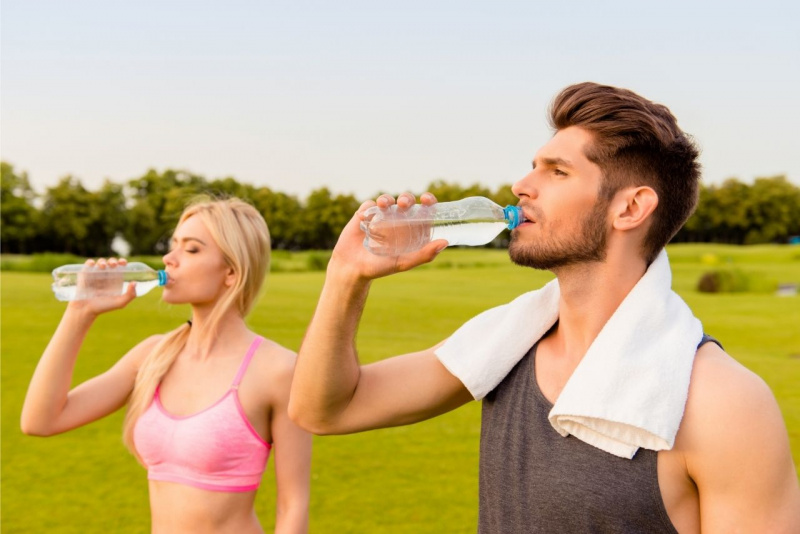 bere acqua uomo donna bevono bottiglia dopo fitness