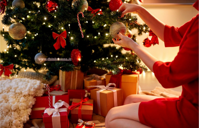 atmosfera natalizia albero di Natale fiocco rosso palline argento luci pacchi regalo bastoncino zucchero pallina rossa glitter