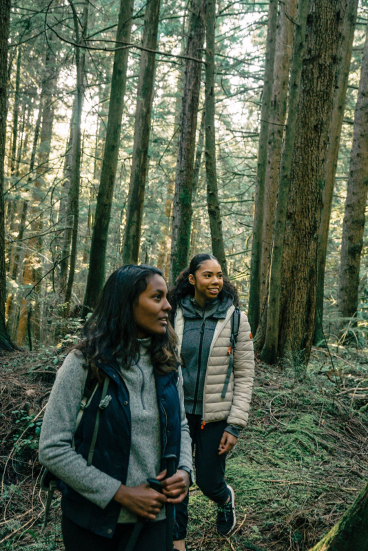 donna abbigliamento tecnico ragazza trekking alberi natura