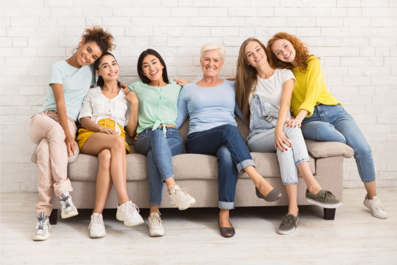 giovani donne ragazze donna adulta mezza et anziana sorrisi sof