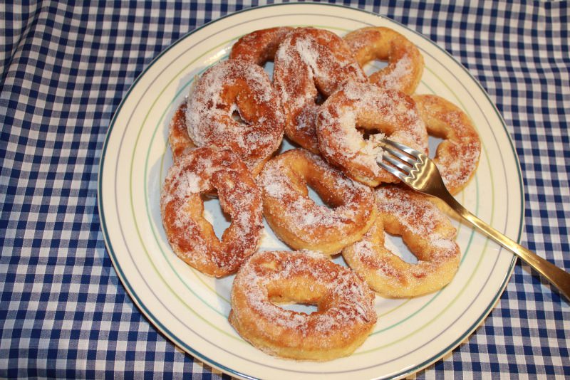 Come fare le Graffe di Carnevale | Ricetta originale napoletana piatto pronto ciambelle zucchero forchetta tovaglia quadri bianco blu