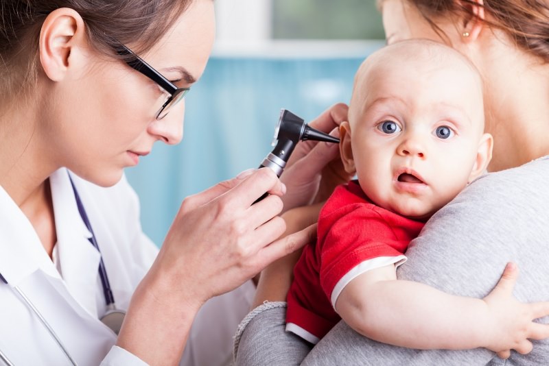 otalgia medico pediatra visita orecchio bambino piccolo con otoscopio