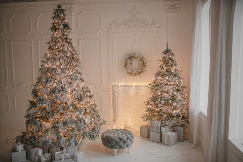 elegante decorazione albero argento pouf grigio velluto pacchi regalo ghirlanda luci 