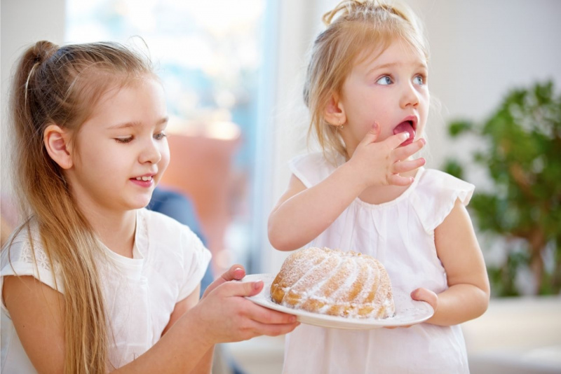 belle bambine portano piatto con ciambellone zucchero a velo 