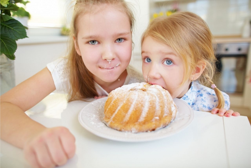 ciambellone dolce zucchero a velo belle bambine capelli biondi occhi azzurri