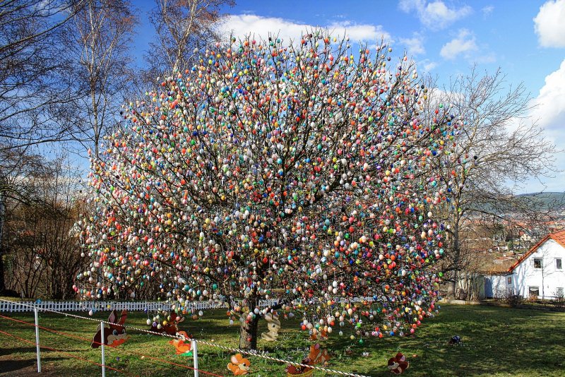 albero di pasqua con palline colorate uova
