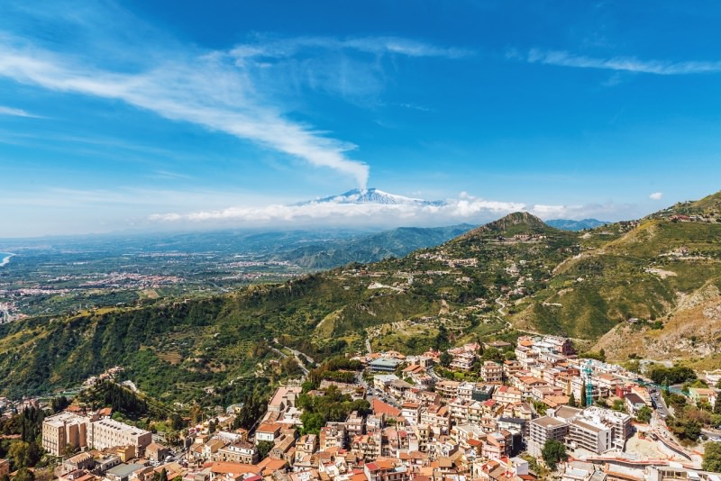 etna innevato visto da taormina